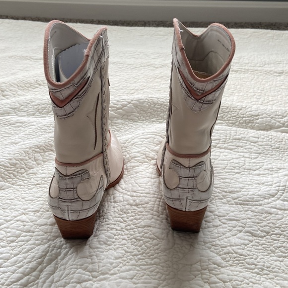 Super Cute Dolce Vita Booties size 6.5 - Picture 2 of 7